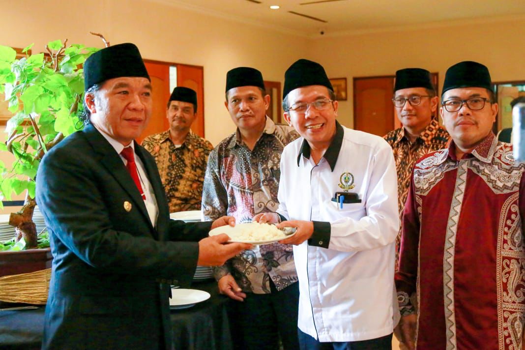 Pj Gubernur Al Muktabar Lepas Kafilah Provinsi Banten pada MTQ XXIX di Kalimantan Selatan 2022