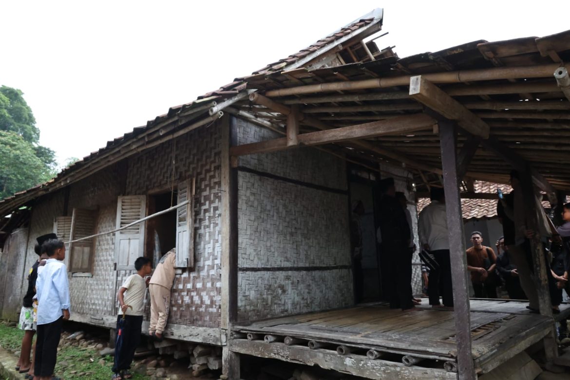 Wagub Banten A Dimyati Natakusumah Salurkan Bantuan RTLH di Kabupaten Lebak