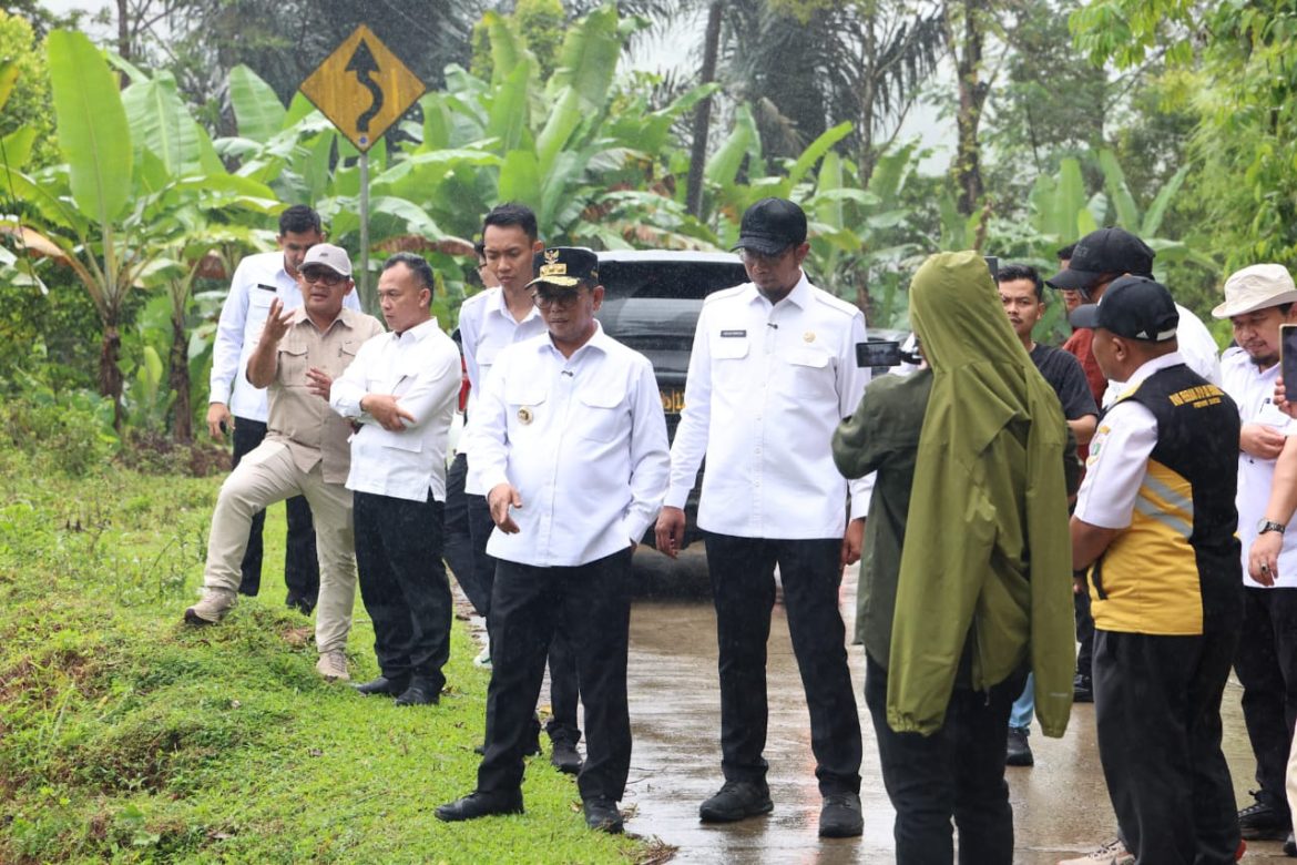 Tinjau Longsor Ruas Jalan Cipanas–Ciparay, Gubernur Banten Andra Soni: Rehabilitasi Dimulai Juli 2025