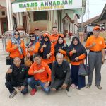 Nampak pengurus dari Gerakan Rakyat diabadikan bersama sebelum nasi kotak di bagikan di depan halaman masjid lopang cilik