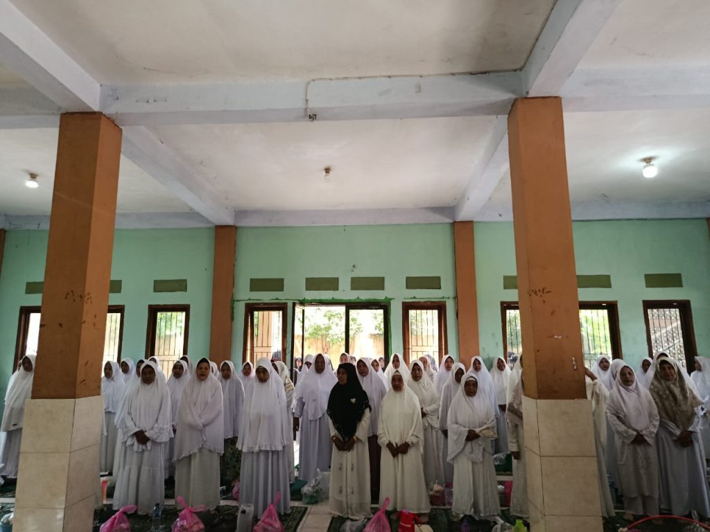 Ibu ibu setempat ikut berpartisipasi sholawatan