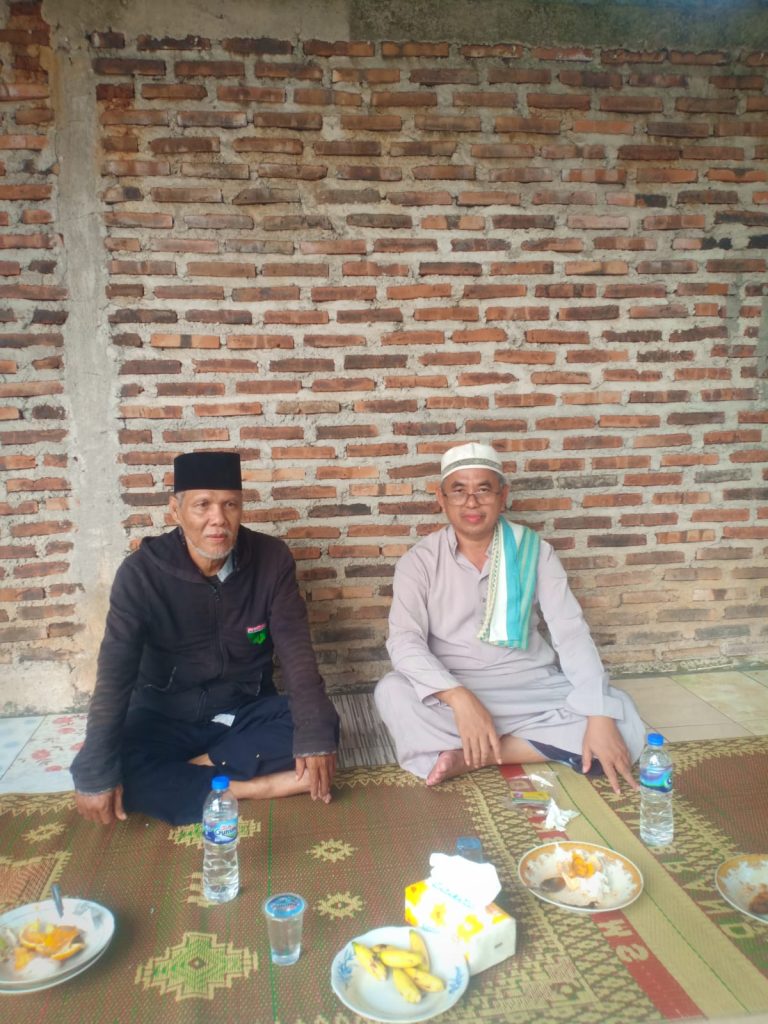 Ketua Umum Paku Banten  Center Indonesia Rosyadi ikut hadir dalam peringatan maulid tersebut dan disebelahnya  pengasuh pondok pesantren Ar-Ridho KH Muhtaji Spd