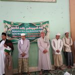 SERANG – Pondok Pesantren Ar-Ridho, yang berlokasi di Desa Sukadalem, Kecamatan Waringinkurung, Kabupaten Serang, menggelar peringatan Maulid Nabi Muhammad SAW dengan khidmat. Acara ini tak hanya dihadiri oleh para santri dan orang tua, tetapi juga melibatkan aktif masyarakat setempat, yang menunjukkan eratnya hubungan antara pesantren dan warga. Peringatan Maulid tahunan ini diisi dengan rangkaian acara yang menyejukkan hati, termasuk pembagian berkat maulid dan sejumlah uang tunai kepada seluruh hadirin. Kegiatan ini berjalan lancar, tertib, dan penuh kebahagiaan. Pengasuh Pondok Pesantren Ar-Ridho, KH. Muhtaji S.Pd., dalam sambutannya menegaskan bahwa peringatan Maulid Nabi adalah momen penting untuk memperdalam kecintaan kepada Rasulullah SAW. "Ini adalah waktu yang tepat bagi kita untuk meneladani akhlak mulia beliau. Semoga peringatan ini memotivasi kita untuk senantiasa berbuat baik, menjaga kejujuran, dan memberikan pendidikan kepada sesama," ujarnya. Antusiasme tinggi ditunjukkan oleh para santri, orang tua, dan masyarakat yang hadir. Mereka menyambut baik acara ini dan mengapresiasi peran Pondok Pesantren Ar-Ridho yang selalu melibatkan masyarakat dalam setiap kegiatan hari besar Islam. "Kami sangat berterima kasih kepada pengasuh pesantren. Keterlibatan masyarakat dalam acara seperti ini membuktikan bahwa pondok pesantren bersinergi erat dengan warga," kata salah seorang perwakilan masyarakat. "Kami berharap Pondok Pesantren Ar-Ridho terus berkembang pesat dan menjadi pusat kebaikan bagi kita semua." Peringatan Maulid Nabi ini menjadi bukti nyata komitmen Pondok Pesantren Ar-Ridho dalam menjaga nilai-nilai keagamaan sekaligus memperkuat jalinan silaturahmi dengan lingkungan sekitarnya.