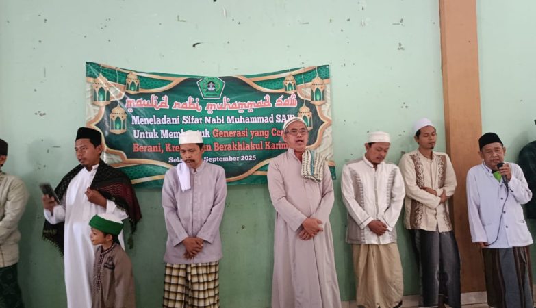 SERANG – Pondok Pesantren Ar-Ridho, yang berlokasi di Desa Sukadalem, Kecamatan Waringinkurung, Kabupaten Serang, menggelar peringatan Maulid Nabi Muhammad SAW dengan khidmat. Acara ini tak hanya dihadiri oleh para santri dan orang tua, tetapi juga melibatkan aktif masyarakat setempat, yang menunjukkan eratnya hubungan antara pesantren dan warga. Peringatan Maulid tahunan ini diisi dengan rangkaian acara yang menyejukkan hati, termasuk pembagian berkat maulid dan sejumlah uang tunai kepada seluruh hadirin. Kegiatan ini berjalan lancar, tertib, dan penuh kebahagiaan. Pengasuh Pondok Pesantren Ar-Ridho, KH. Muhtaji S.Pd., dalam sambutannya menegaskan bahwa peringatan Maulid Nabi adalah momen penting untuk memperdalam kecintaan kepada Rasulullah SAW. "Ini adalah waktu yang tepat bagi kita untuk meneladani akhlak mulia beliau. Semoga peringatan ini memotivasi kita untuk senantiasa berbuat baik, menjaga kejujuran, dan memberikan pendidikan kepada sesama," ujarnya. Antusiasme tinggi ditunjukkan oleh para santri, orang tua, dan masyarakat yang hadir. Mereka menyambut baik acara ini dan mengapresiasi peran Pondok Pesantren Ar-Ridho yang selalu melibatkan masyarakat dalam setiap kegiatan hari besar Islam. "Kami sangat berterima kasih kepada pengasuh pesantren. Keterlibatan masyarakat dalam acara seperti ini membuktikan bahwa pondok pesantren bersinergi erat dengan warga," kata salah seorang perwakilan masyarakat. "Kami berharap Pondok Pesantren Ar-Ridho terus berkembang pesat dan menjadi pusat kebaikan bagi kita semua." Peringatan Maulid Nabi ini menjadi bukti nyata komitmen Pondok Pesantren Ar-Ridho dalam menjaga nilai-nilai keagamaan sekaligus memperkuat jalinan silaturahmi dengan lingkungan sekitarnya.