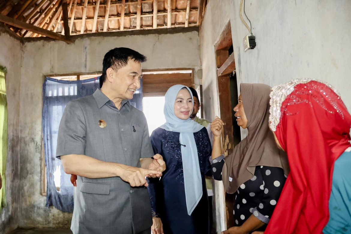 Wagub Banten Beri Bantuan untuk Renovasi Rumah Tidak Layak Huni di Serang