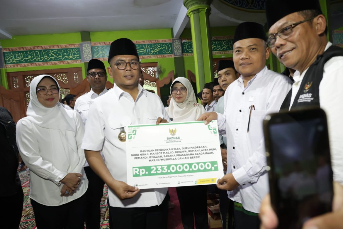 Gubernur Andra Soni Buka Puasa Bersama Warga Cisata Pandeglang