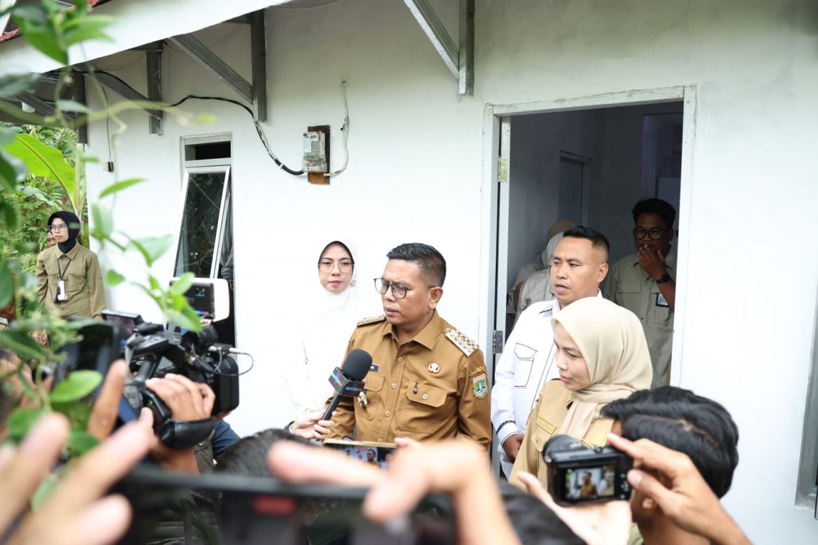 Safari Ramadan di Cinangka, Gubernur Andra Soni Serahkan Kunci Rumah Baru untuk Warga