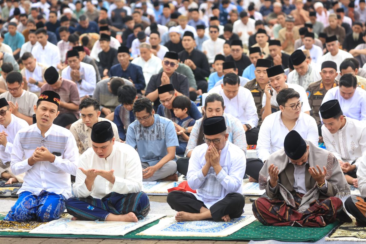 Gubernur Andra Soni Salat Idulfitri di Alun-Alun Serang