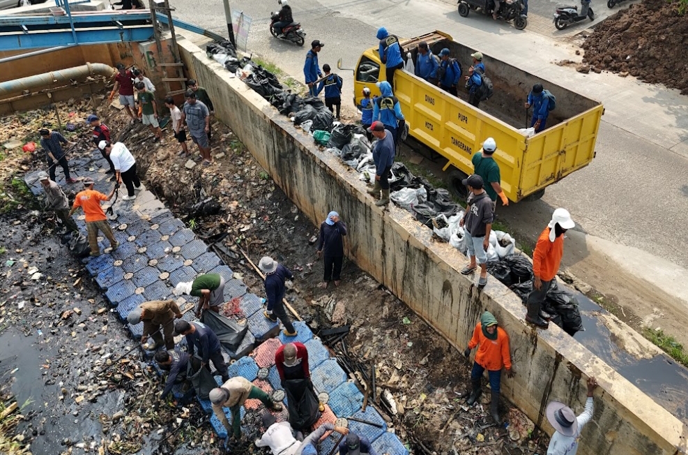 Cegah Banjir, DPUPR Kota dan Banksasuci Bersihkan Sampah di Kali Ledug