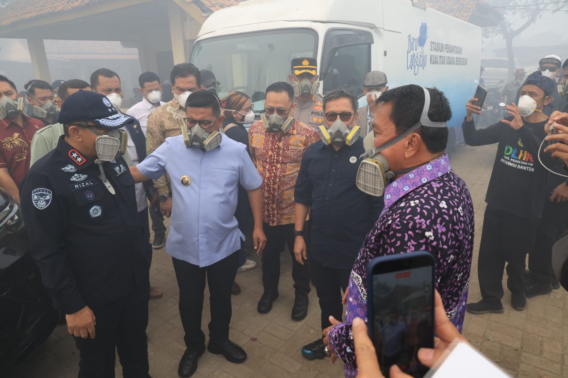 Tinjau Kebakaran TPA Jatiwaringin, Andra Soni Pastikan Proses Pemadaman Terus Berlangsung