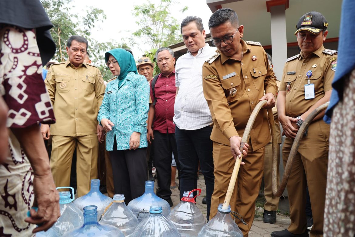 Atasi Kekeringan, Gubernur Andra Soni Distribusikan Air Bersih dan Siapkan Sumur Bersama