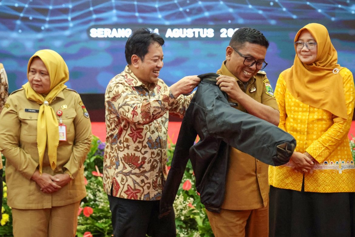 Sukseskan Sensus Ekonomi 2026, Gubernur Banten Andra Soni Terima Petugas Pendata Lapangan