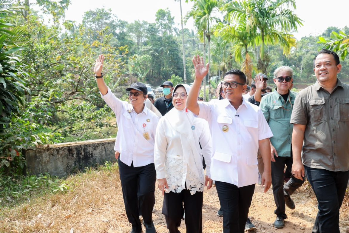 Dengar Keluhan Warga, Gubernur Banten Andra Soni Bangun Jalan Kampung Buluh Pandeglang