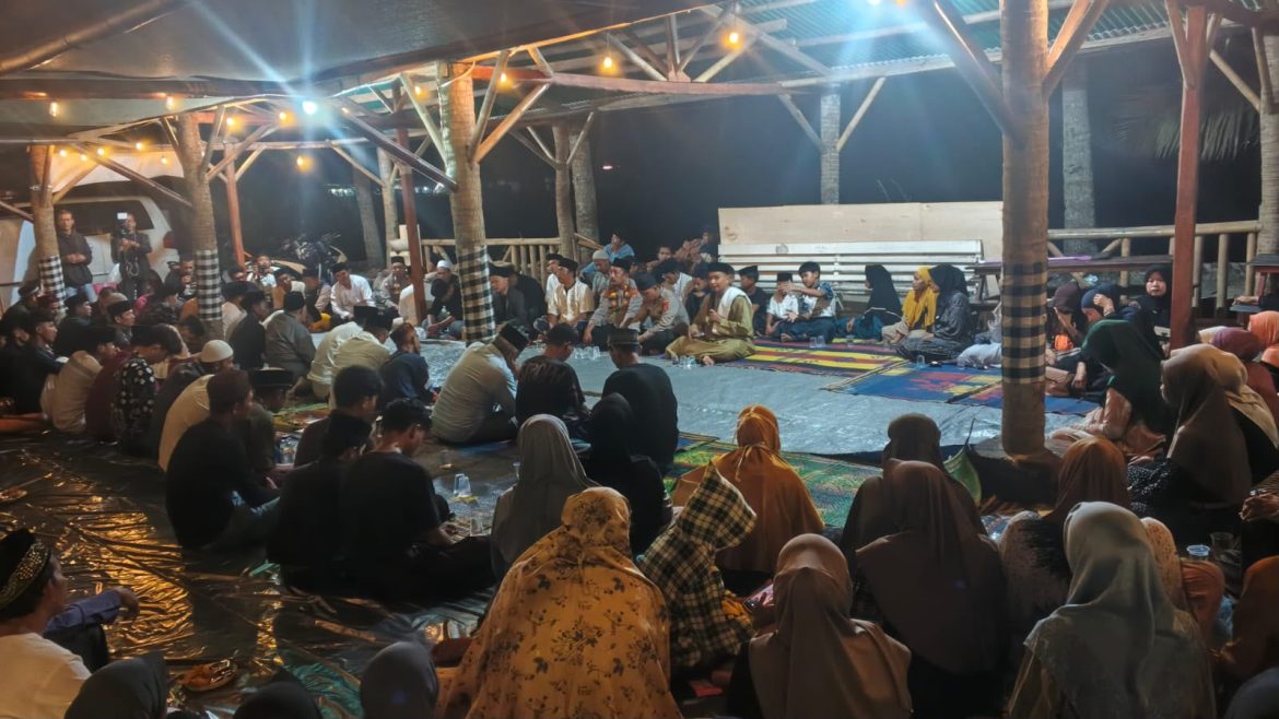 Warga Carita Gelar Doa Bersama untuk Jurnalis dan Kru Kapal yang Hilang di Perairan Anak Gunung Krakatau