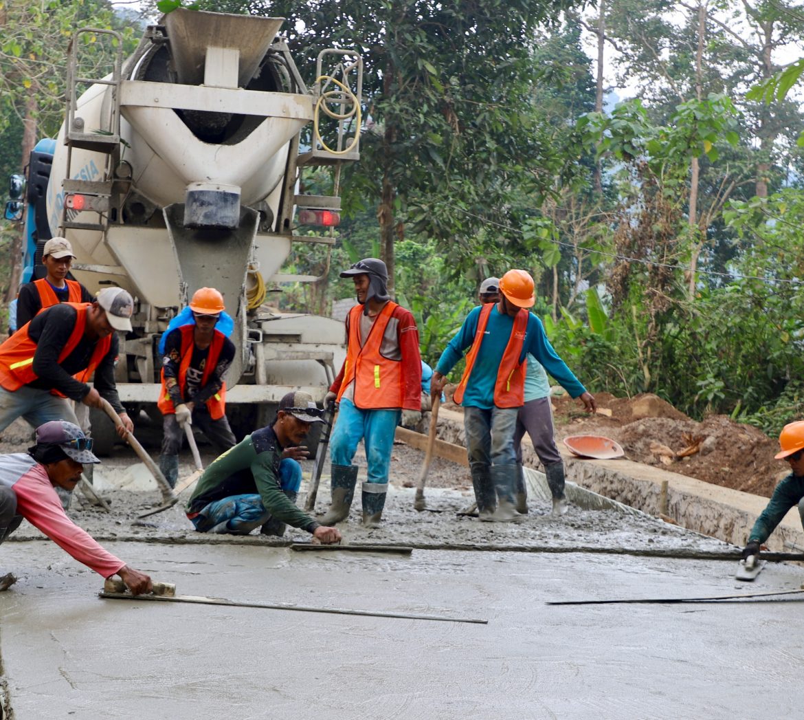 Warga Desa Cikedung Mancak Akhirnya Menikmati Jalan Mulus Betonisasi