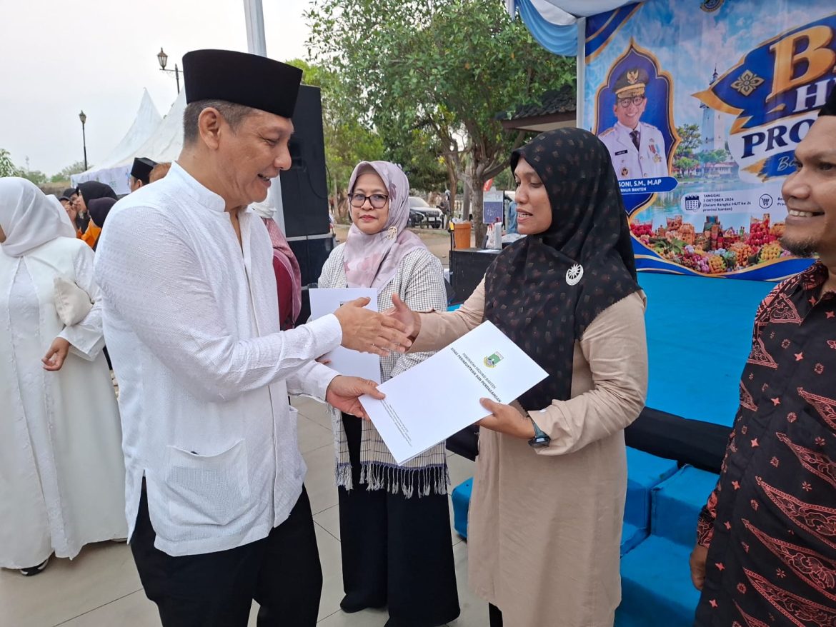 Kunjungi Bazaar HUT ke-26, Sekda Deden Serahkan NIB dan Sertifikat Halal
