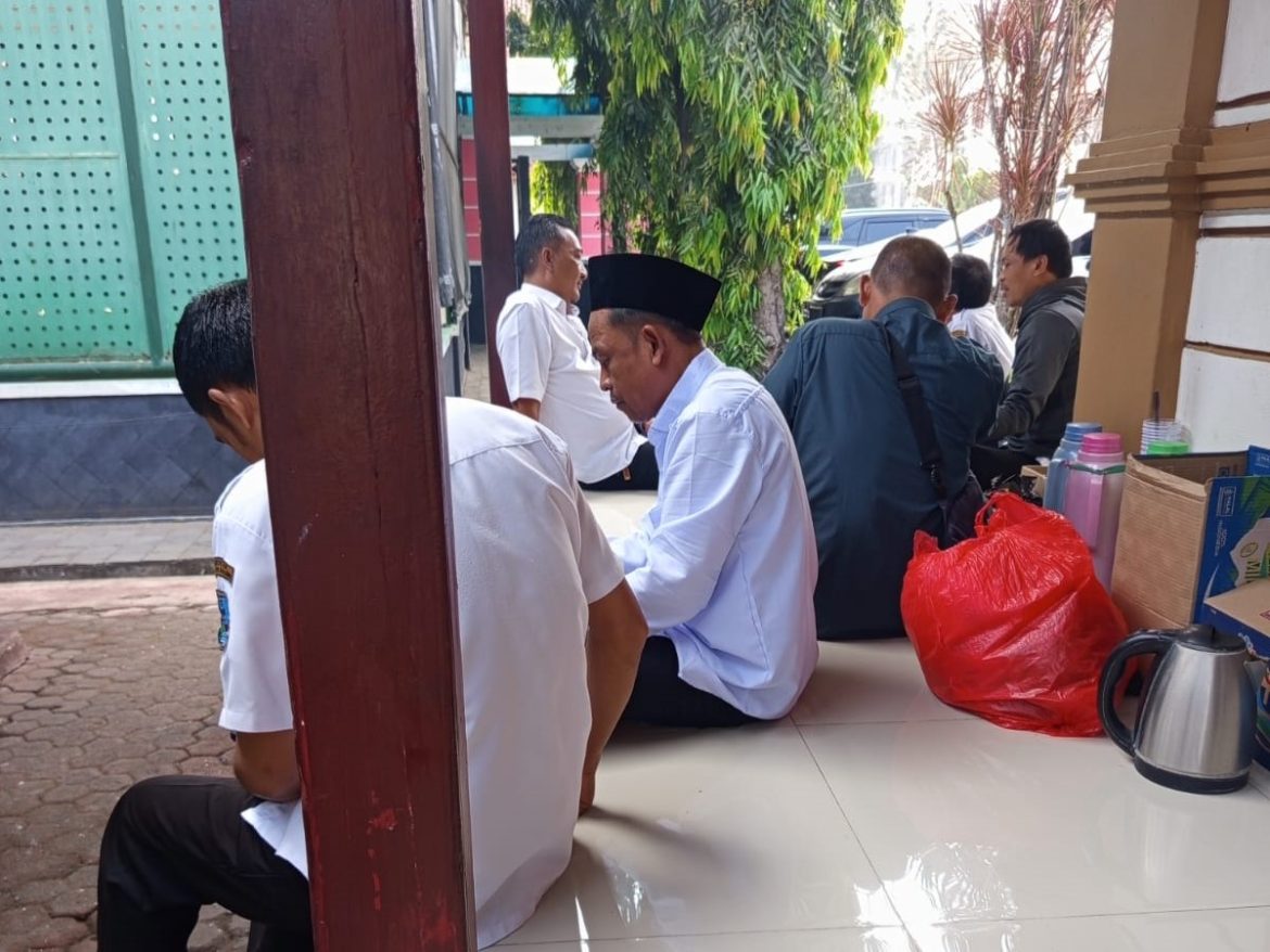 Banyak Pegawai Pemkab  Serang Waktu Jam Kerja Makan Ngopi Di Kantin